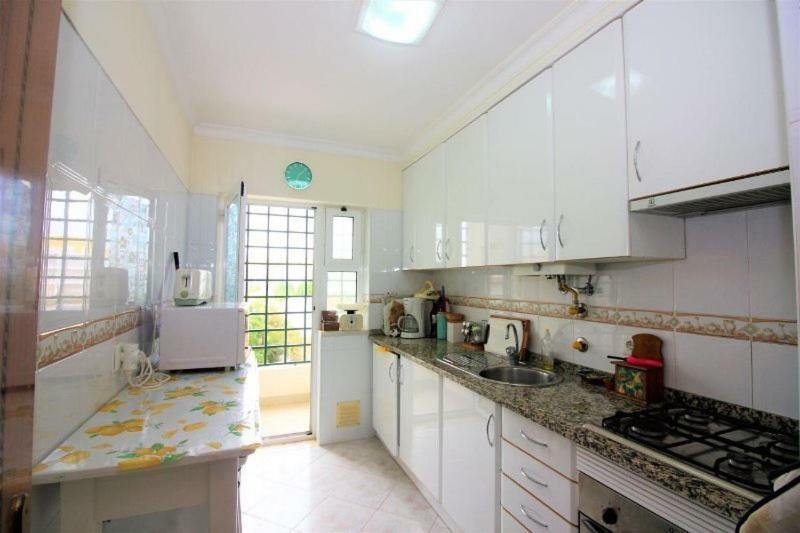Quiet Apartment Overlooking The Swimming Pool Armacao de Pera Exterior photo