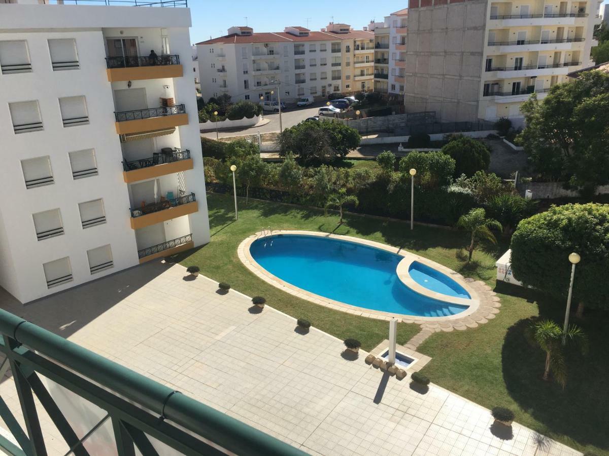 Quiet Apartment Overlooking The Swimming Pool Armacao de Pera Exterior photo